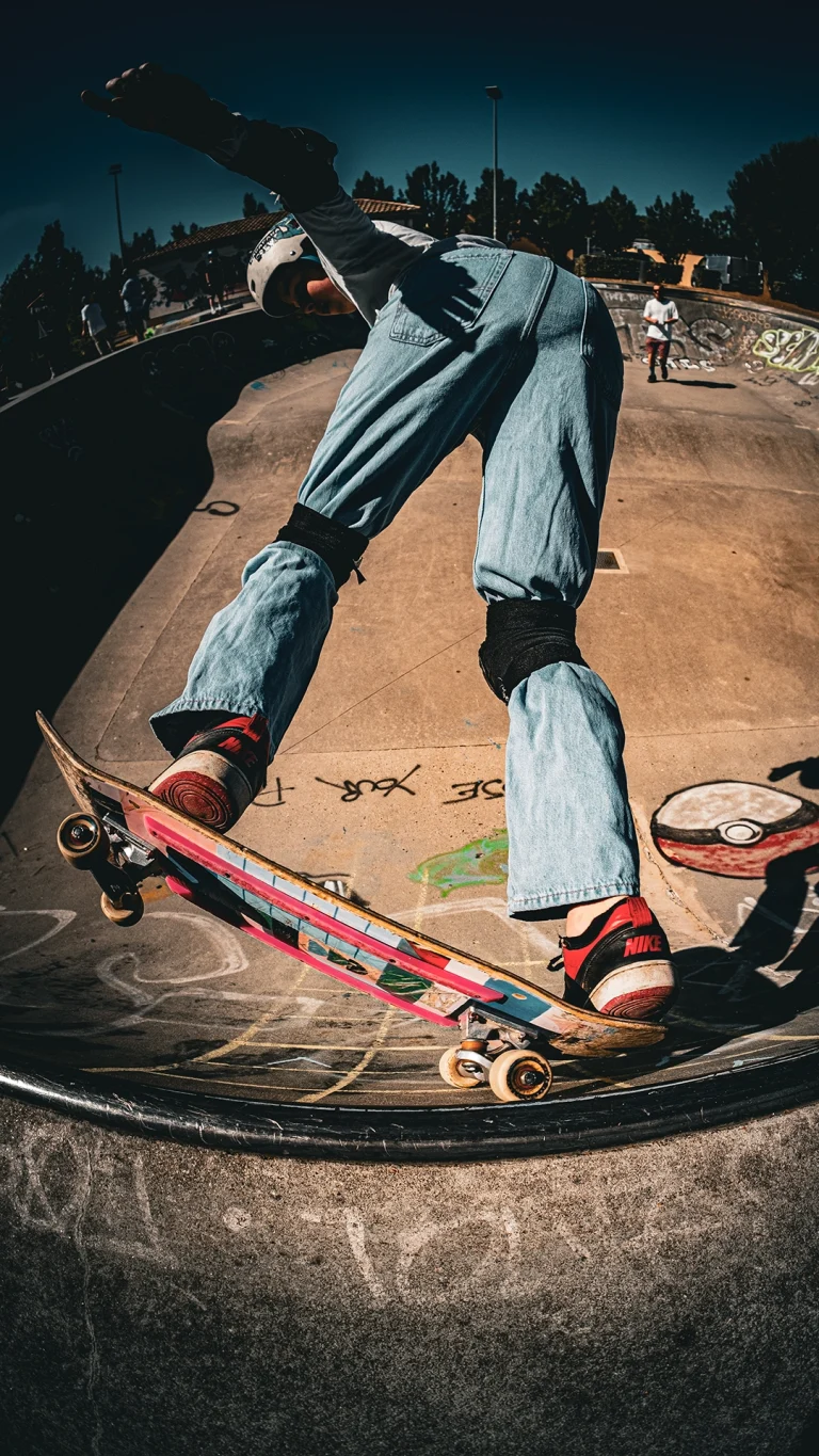 girl-ride-skatepark