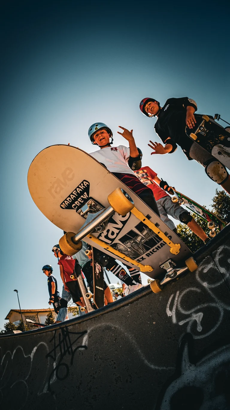 boys-planche-de-skateboard-au-skatepark-de-langon