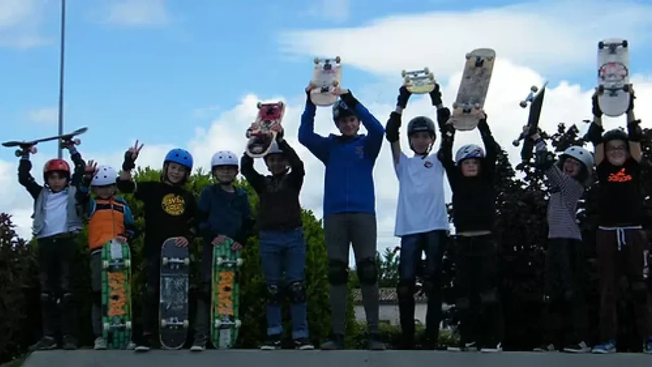 enfants-heureux-skateboard-bside